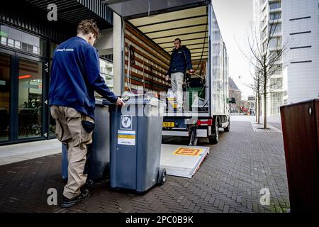 DEN HAAG - Movers entladen im Vorfeld der Provinzwahlen einen Lastwagen mit Sachen für die Wahllokale. ANP ROBIN UTRECHT niederlande raus - belgien raus Stockfoto