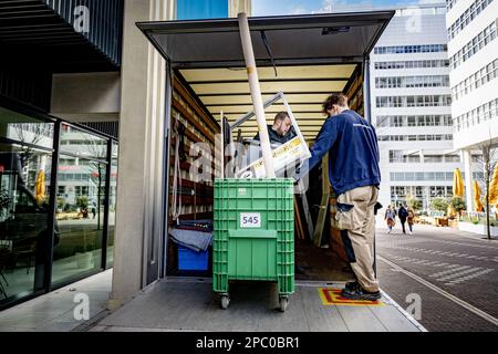 DEN HAAG - Movers entladen im Vorfeld der Provinzwahlen einen Lastwagen mit Sachen für die Wahllokale. ANP ROBIN UTRECHT niederlande raus - belgien raus Stockfoto