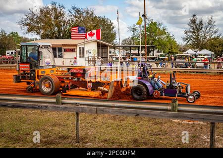 Fort Meade, FL - 26. Februar 2022: Weitwinkelansicht eines modifizierten Mini-Traktor-Abziehers an der Vorderecke bei einem lokalen Traktor-Pulling-Wettbewerb. Stockfoto
