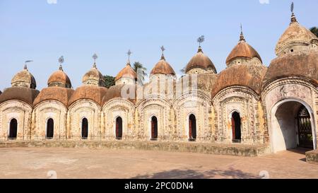 Blick auf den Shiv-Tempel von 108, erbaut von König Teja Chandra Bhadur im Jahr 1809 v. Chr., Kalna, Westbengalen, Indien. Stockfoto