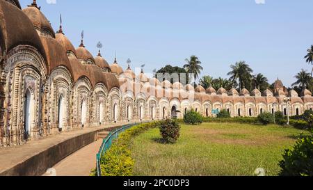 Blick auf den Shiv-Tempel von 108, erbaut von König Teja Chandra Bhadur im Jahr 1809 v. Chr., Kalna, Westbengalen, Indien. Stockfoto