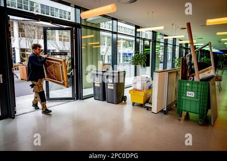 DEN HAAG - Movers entladen im Vorfeld der Provinzwahlen einen Lastwagen mit Sachen für die Wahllokale. ANP ROBIN UTRECHT niederlande raus - belgien raus Stockfoto