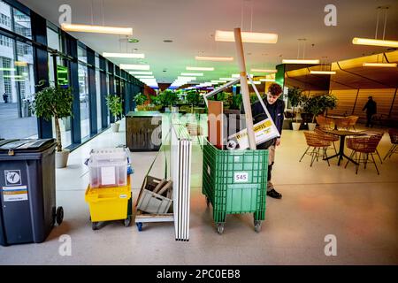 DEN HAAG - Movers entladen im Vorfeld der Provinzwahlen einen Lastwagen mit Sachen für die Wahllokale. ANP ROBIN UTRECHT niederlande raus - belgien raus Stockfoto