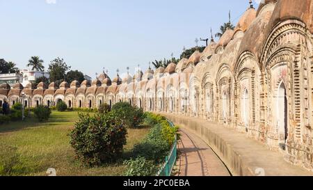 Blick auf den Shiv-Tempel von 108, erbaut von König Teja Chandra Bhadur im Jahr 1809 v. Chr., Kalna, Westbengalen, Indien. Stockfoto