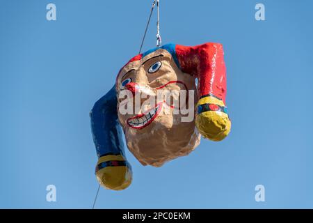 Oberaegeri, Schweiz, 20. Februar 2023 Clownkopf hängt während des Karnevals an einem Seil Stockfoto