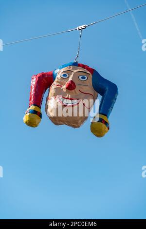 Oberaegeri, Schweiz, 20. Februar 2023 Clownkopf hängt während des Karnevals an einem Seil Stockfoto