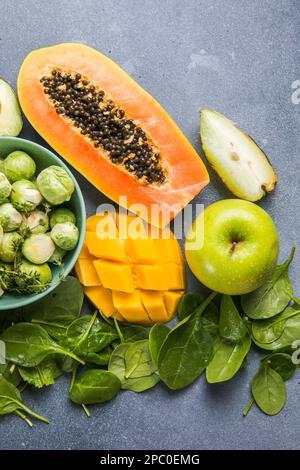 Gesunde Lebensmittel Auswahl an sauberen Speisen: Obst, Gemüse, Superfoods, Blattgemüse auf grauem Betonhintergrund Stockfoto