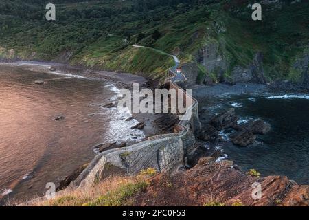 Treppen auf einer Steinbrücke auf der Insel San juan de Gaztelugatxe bei Sonnenaufgang. Baskische Landküste. Reiseziel Stockfoto