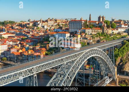 Brücke Dom Luis in Porto, Portugal. Die Skyline der Altstadt von Gaia am Fluss Douro mit bunten Gebäuden und Brücke. Reiseziel Stockfoto