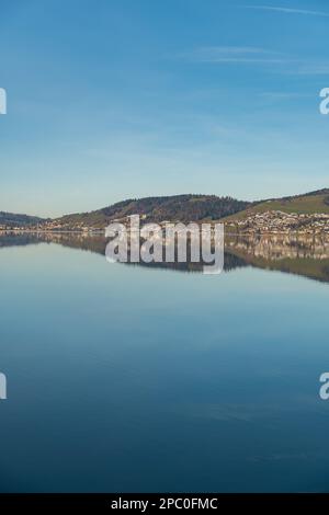 Oberaegeri, Schweiz, 20. Februar 2023 fantastisches Landschaftspanorama im Aegerisee an einem sonnigen Tag Stockfoto