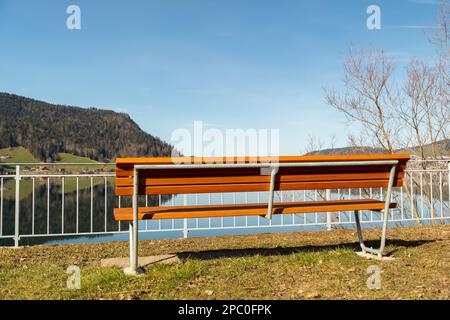 Oberaegeri, Schweiz, 20. Februar 2023 gemütliche Bank an der Promenade des Aegerisee Stockfoto