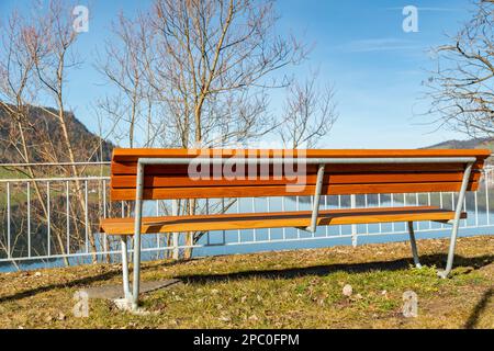 Oberaegeri, Schweiz, 20. Februar 2023 gemütliche Bank an der Promenade des Aegerisee Stockfoto