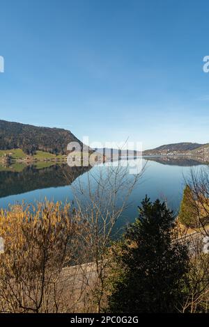 Oberaegeri, Schweiz, 20. Februar 2023 fantastisches Landschaftspanorama im Aegerisee an einem sonnigen Tag Stockfoto