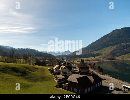 Oberaegeri, Schweiz, 20. Februar 2023 fantastisches Landschaftspanorama im Aegerisee an einem sonnigen Tag Stockfoto