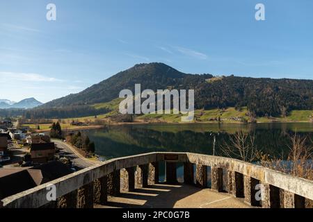 Oberaegeri, Schweiz, 20. Februar 2023 fantastisches Landschaftspanorama im Aegerisee an einem sonnigen Tag Stockfoto