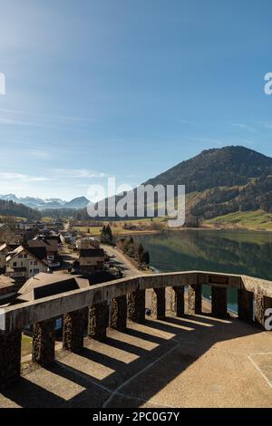 Oberaegeri, Schweiz, 20. Februar 2023 fantastisches Landschaftspanorama im Aegerisee an einem sonnigen Tag Stockfoto