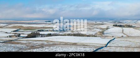 England, Northumberland National Park, Hadrianswand. Blick nördlich der Mauer von Caw Gap. Stockfoto