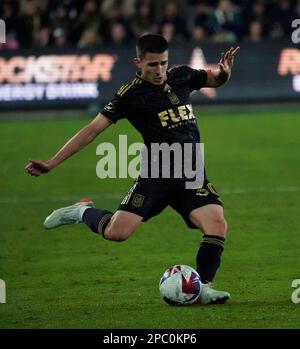 12. März 2023: Der LAFC-Verteidiger Sergi Palencia schickt den Ball in der zweiten Spielhälfte in die Box der Neuenglandrevolution. LAFC besiegte New England Revolution 4-0 im BOM Stadium, Los Angeles, CA, USA, 12. März 2023. (Kreditbild: © Scott Mitchell/ZUMA Press Wire) NUR REDAKTIONELLE VERWENDUNG! Nicht für den kommerziellen GEBRAUCH! Stockfoto