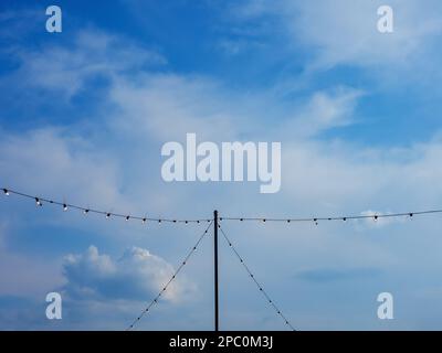 Lichterkette für den Außenbereich. Lampen im Freien in einem Café auf der Sommerterrasse Stockfoto