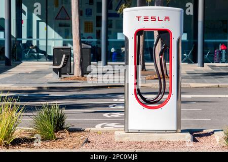 Adelaide CBD, Australien - 23. August 2019: Kostenlose Tesla EV Super Charger Car-Ladestation im Stadtzentrum von Adelaide in der Franklin Street an einem Tag Stockfoto