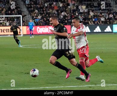 12. März 2023: Der LAFC-Verteidiger Aaron Long wird vom New England Revolution Forward Bobby Wood verfolgt. LAFC besiegte New England Revolution 4-0 im BOM Stadium, Los Angeles, CA, USA, 12. März 2023. (Kreditbild: © Scott Mitchell/ZUMA Press Wire) NUR REDAKTIONELLE VERWENDUNG! Nicht für den kommerziellen GEBRAUCH! Stockfoto