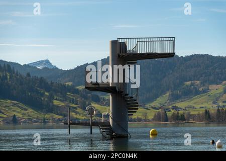 Oberaegeri, Schweiz, 20. Februar 2023 Springturm an der Bucht des Aegerisee Stockfoto