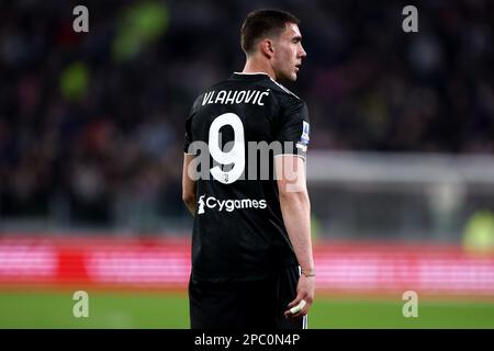 Turin, Italien. 12. März 2023. Turin, Italien, 12. März 2023, Dusan Vlahovic vom FC Juventus schaut während des Fußballspiels der Serie A zwischen dem FC Juventus und der UC Sampdoria im Allianz-Stadion am 12. März 2023 in Turin, Italien zu . Kredit: Marco Canoniero/Alamy Live News Stockfoto