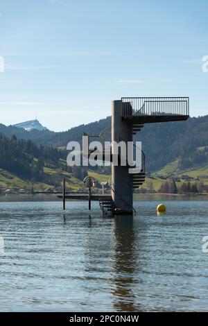 Oberaegeri, Schweiz, 20. Februar 2023 Springturm an der Bucht des Aegerisee Stockfoto