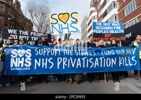 London, Großbritannien. 11. März 2023. Mitarbeiter und Unterstützer des National Health Service (NHS) marschieren durch Central London und fordern bessere Bezahlung und Konditionen und an Stockfoto