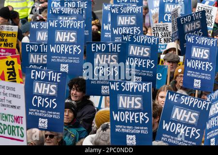 London, Großbritannien. 11. März 2023. Mitarbeiter und Unterstützer des National Health Service (NHS) marschieren durch Central London und fordern bessere Bezahlung und Konditionen und an Stockfoto