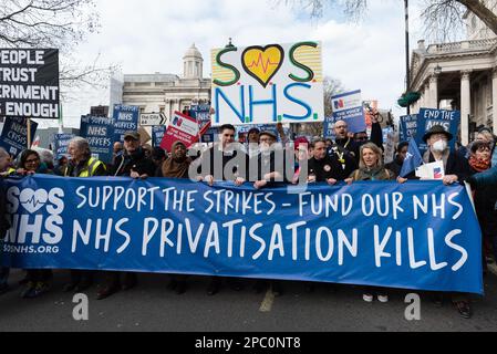London, Großbritannien. 11. März 2023. Mitarbeiter und Unterstützer des National Health Service (NHS) marschieren durch Central London und fordern bessere Bezahlung und Konditionen und an Stockfoto