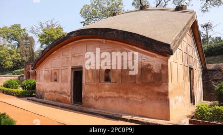 Blick auf das Fath-Khans-Grab in der Nähe der Kadam-Rasul-Moschee, Gour, Malda, Westbengalen, Indien. Stockfoto