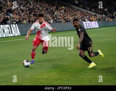 12. März 2023: Verteidiger des LAFC Diego Palacios übt Druck auf Verteidiger der New England Revolution Brandon Bye aus. LAFC besiegte New Englan Revolution 4-0 im BOM Stadium, Los Angeles, CA, USA, 12. März 2023. (Kreditbild: © Scott Mitchell/ZUMA Press Wire) NUR REDAKTIONELLE VERWENDUNG! Nicht für den kommerziellen GEBRAUCH! Stockfoto