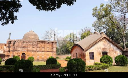 Blick auf die Kadam Rasul Moschee und das Fath Khans Grab, Gour, Malda, Westbengalen, Indien. Stockfoto