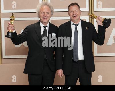 Los Angeles, USA. 12. März 2023. (L-R) Charlie Mackesy und Matthew Freud, Gewinner des Best Short Film (Animated) Award für "The Boy, the Mole, the Fox, Und das Pferd posiert für Fotos im Presseraum bei den Academy Awards 95., die am 12. März 2023 von der Academy of Motion Picture Arts and Sciences im Dolby Theatre in Los Angeles, Kalifornien, veranstaltet werden. (Foto: Sthanlee B. Mirador/Sipa USA) Guthaben: SIPA USA/Alamy Live News Stockfoto