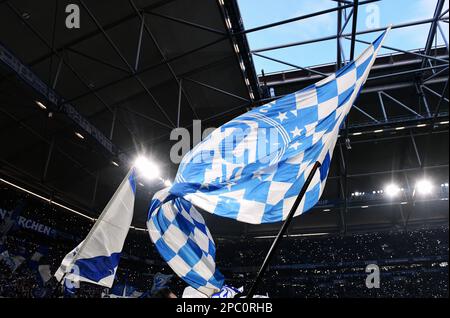 Bundesliga, Veltins Arena, FC Schalke 04 vs Borussia Dortmund; Schalke-Flaggen vor dem Stadiondach. Stockfoto