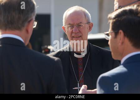 Bukarest, Rumänien. 13. März 2023: Der Meistehrer Justin Welby, Erzbischof von Canterbury, besuchen Sie das integrierte Zentrum des UNHCR für ukrainische Flüchtlinge aufgrund der russischen Invasion in der Ukraine im Romexpo-Ausstellungszentrum. Während des dreitägigen Besuchs in Rumänien wird der Erzbischof mehrere hochrangige Treffen mit Ihrer Majestät Margareta, dem Hüter der rumänischen Krone, dem rumänischen Patriarchen Daniel und Politikern abhalten. Kredit: Lucian Alecu/Alamy Live News Stockfoto