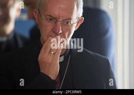 Bukarest, Rumänien. 13. März 2023: Der Meistehrer Justin Welby, Erzbischof von Canterbury, besuchen Sie das integrierte Zentrum des UNHCR für ukrainische Flüchtlinge aufgrund der russischen Invasion in der Ukraine im Romexpo-Ausstellungszentrum. Während des dreitägigen Besuchs in Rumänien wird der Erzbischof mehrere hochrangige Treffen mit Ihrer Majestät Margareta, dem Hüter der rumänischen Krone, dem rumänischen Patriarchen Daniel und Politikern abhalten. Kredit: Lucian Alecu/Alamy Live News Stockfoto