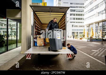 DEN HAAG - Movers entladen im Vorfeld der Provinzwahlen einen Lastwagen mit Sachen für die Wahllokale. ANP ROBIN UTRECHT niederlande raus - belgien raus Stockfoto