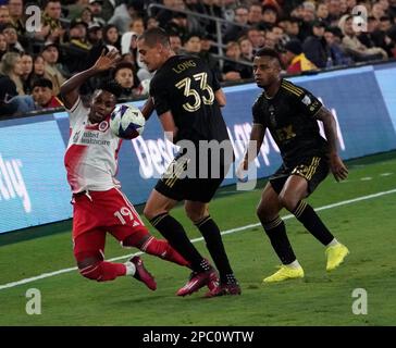 12. März 2023: Der LAFC-Verteidiger Aaron Long gibt Latif Seessing nicht, Stürmer der Neuenglandrevolution, viel Raum, um zu arbeiten, wie Diego Palacios sich nähert. LAFC besiegte New England Revolution 4-0 im BOM Stadium, Los Angeles, CA, USA, 12. März 2023. (Kreditbild: © Scott Mitchell/ZUMA Press Wire) NUR REDAKTIONELLE VERWENDUNG! Nicht für den kommerziellen GEBRAUCH! Stockfoto