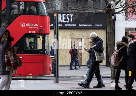 Auf der Oxford Street, wo der Einzelhandel mit der hohen Inflation und den Folgen des Brexit und Covid zu kämpfen hat, kommen Besucher an einer verkleideten Einkaufspassage vorbei. Stockfoto