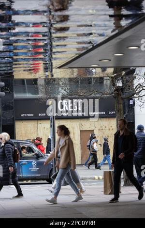 Auf der Oxford Street, wo der Einzelhandel mit der hohen Inflation und den Folgen des Brexit und Covid zu kämpfen hat, kommen Besucher an einer verkleideten Einkaufspassage vorbei. Stockfoto