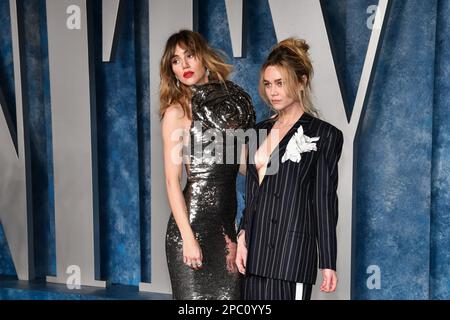 Beverly Hills, USA. 12. März 2023. Suki Waterhouse und Imogen Waterhouse auf dem roten Teppich auf der 2023 Vanity Fair Oscar Party, die am 12. März 2023 im Wallis Annenberg Center for the Performing Arts in Beverly Hills, Kalifornien, stattfindet. (Foto: Anthony Behar/Sipa USA) Guthaben: SIPA USA/Alamy Live News Stockfoto