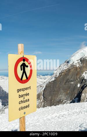 Jungfraujoch, Kanton Bern, Schweiz, 11. Februar 2023 atemberaubende Aussicht auf das schneebedeckte Bergpanorama an einem wunderschönen sonnigen Tag Stockfoto