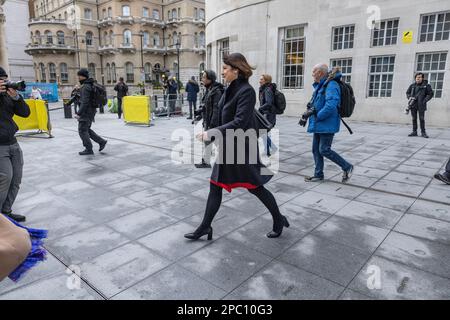 Rachel Reeves, Shadow Labour-Kanzlerin, geht über die BBC Portland Place-Halle, nachdem sie vor dem Wochenbudget mit den Medien gesprochen hat. Stockfoto