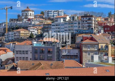 Die Altstadt von Porto am Fluss Douro. Die Bogenbrücke ist die Luis-I-Brücke. Aufgenommen aus WOW World of Wine Porto, dem neuen Kulturviertel. Stockfoto