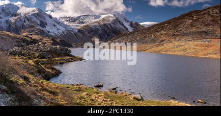 Llyn Ogwen und Berge mit Schnee, Snowdonia, Nordwales Stockfoto