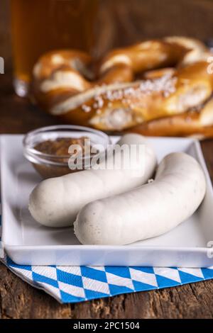 Zwei Bayerische Weiße Würstchen Auf Holz Stockfoto