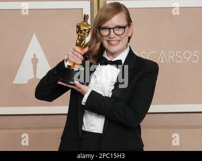 Los Angeles, USA. 12. März 2023. Sarah Polley, Gewinner des Best Adapted Screenplay Award für „Women Talking“, der am 12. März 2023 bei den Academy Awards 95. im Dolby Theatre in Los Angeles, Kalifornien, für Fotos posiert. (Foto: Sthanlee B. Mirador/Sipa USA) Guthaben: SIPA USA/Alamy Live News Stockfoto