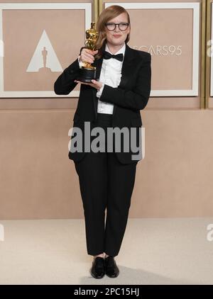 Los Angeles, USA. 12. März 2023. Sarah Polley, Gewinner des Best Adapted Screenplay Award für „Women Talking“, der am 12. März 2023 bei den Academy Awards 95. im Dolby Theatre in Los Angeles, Kalifornien, für Fotos posiert. (Foto: Sthanlee B. Mirador/Sipa USA) Guthaben: SIPA USA/Alamy Live News Stockfoto